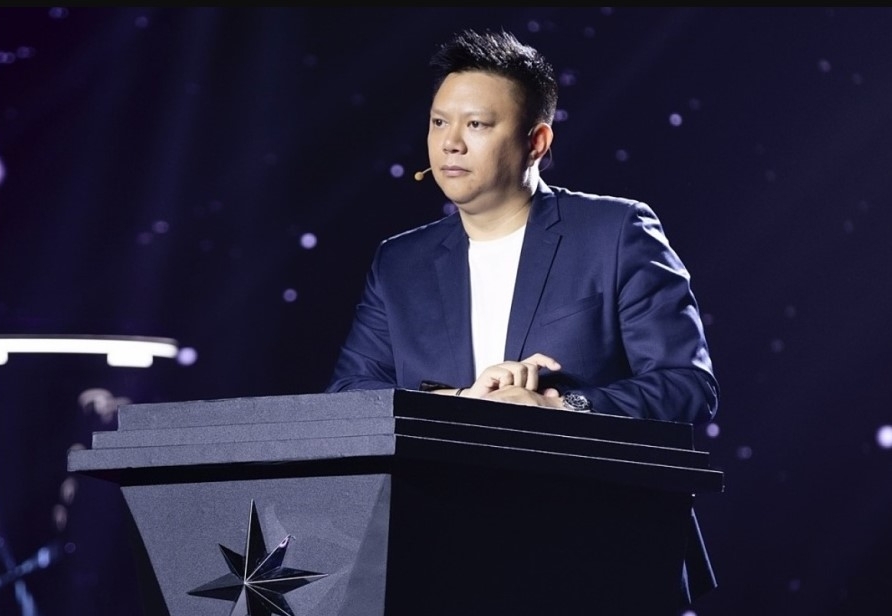 Valentin Trần - vị Chủ tịch 'chiếm sóng' Miss Universe Vietnam 2024 với bài phát biểu tiếng Anh pha tiếng Việt