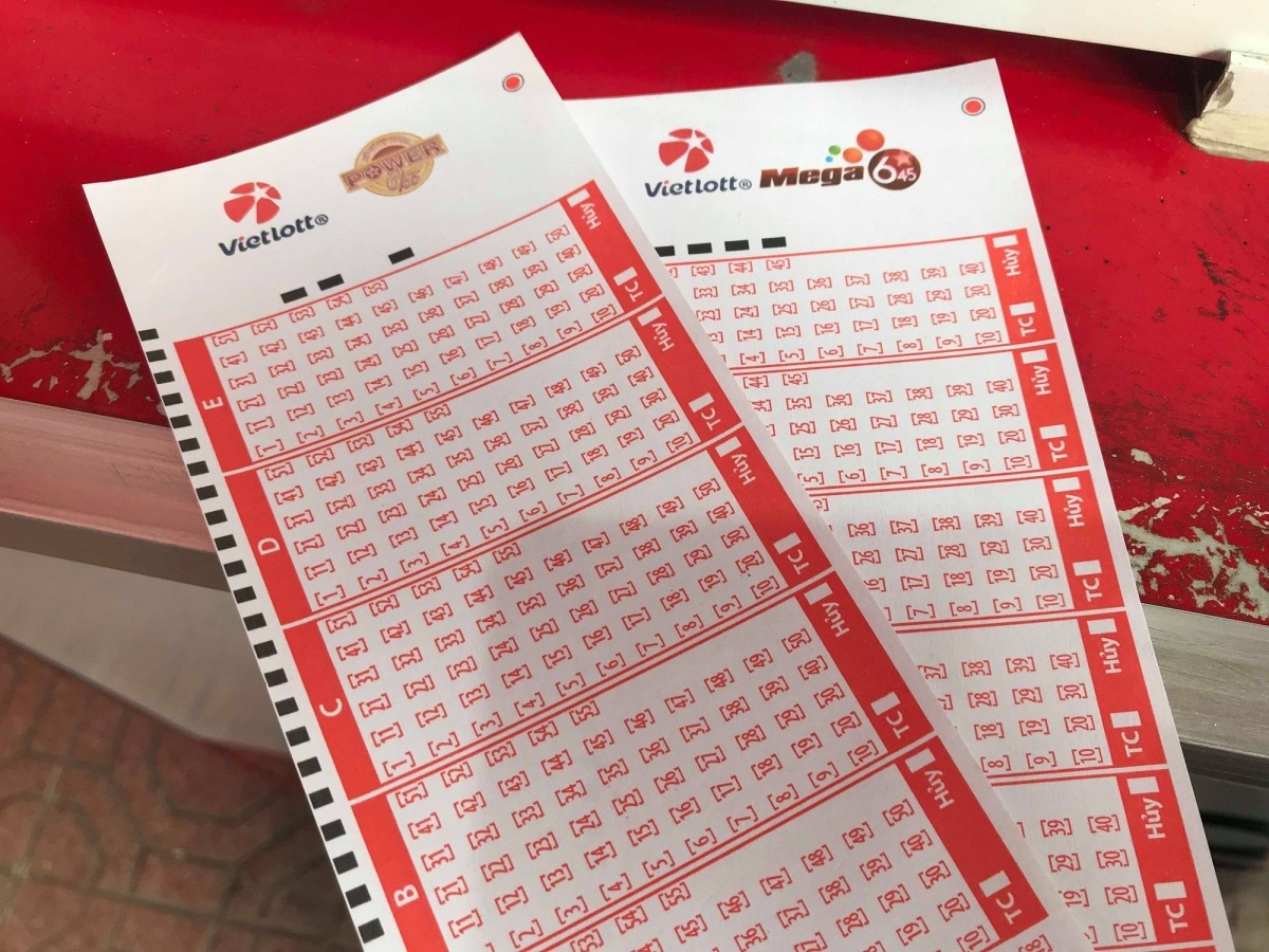 Chỉ một lần tiện đường mua vé, người đàn ông bất ngờ trúng giải độc đắc Vietlott tiền tỷ