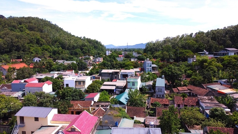 Ngôi làng có cả chục căn nhà gỗ quý niên đại 100-200 năm: ‘Lưng tựa núi, mặt hướng sông’, mang dấu tích thời kỳ văn minh đầu tiên của người Việt cổ