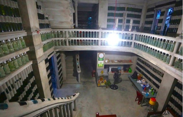 Ngôi nhà được làm từ hàng chục nghìn vỏ chai thủy tinh độc đáo bậc nhất Việt Nam: 18 năm gom nhặt chai của 'dị nhân' Quảng Nam