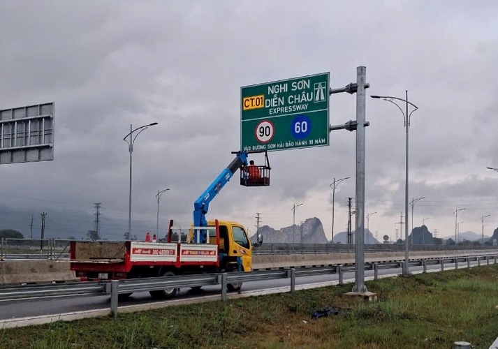 ĐBQH: Việc Tập đoàn Sơn Hải gắn thêm nội dung lên biển báo hiệu cao tốc có phải quảng cáo?