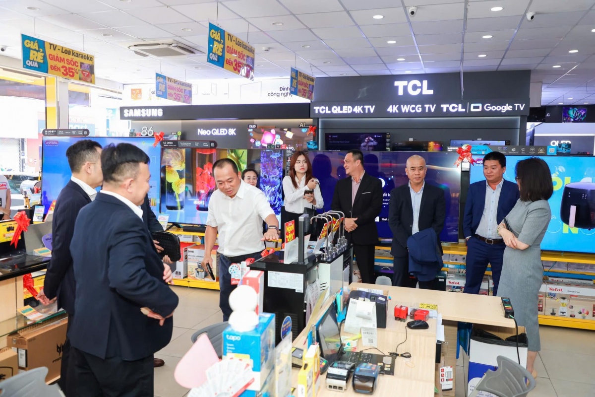 Thế giới Di động (MWG) thí điểm mô hình ‘ATM tại chỗ’: 20.000 giao dịch nạp, rút, chuyển tiền sau 7 ngày, giá trị trung bình 5-6 triệu đồng