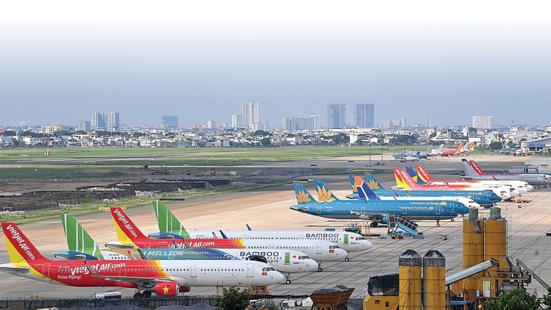 Vé máy bay tăng giá cực mạnh vẫn khan hiếm, người dân chật vật tìm đường về quê ăn Tết