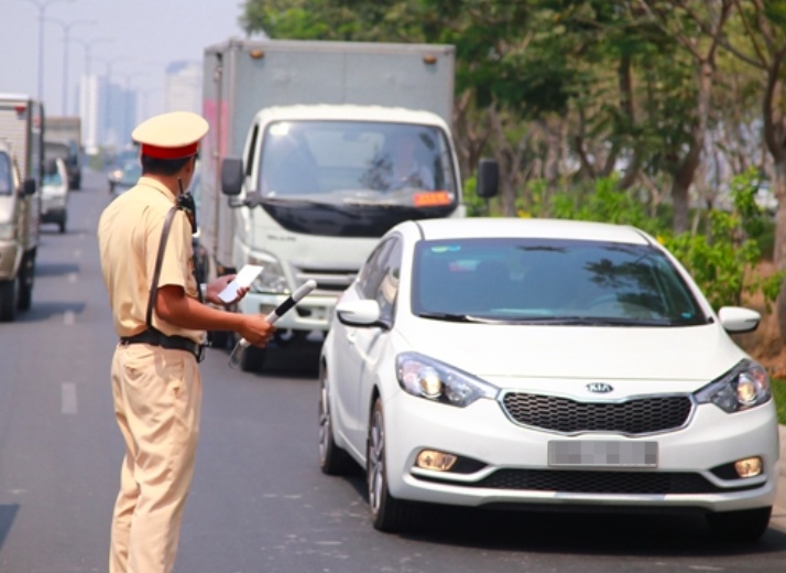 Hàng nghìn ô tô, xe buýt, taxi nguy cơ dừng chạy vì biển vàng nhưng đăng ký vẫn ghi biển trắng