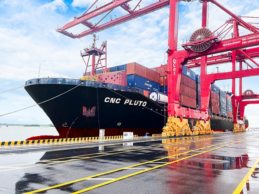 Siêu cảng của tỷ phú Trần Bá Dương đón gần 300 container ngay ngày đầu năm mới