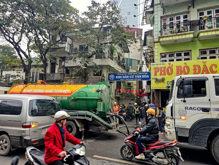 Bùn đất bất ngờ 'phun trào' ngập phố, Ban Quản lý Đường sắt đô thị Hà Nội nói gì?