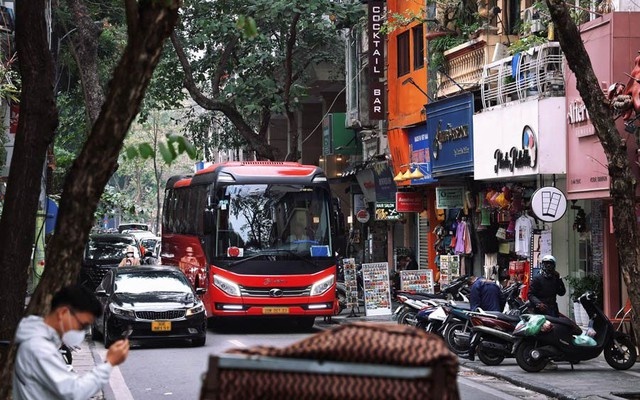 Từ hôm nay, ô tô trên 16 chỗ không được đi vào khu vực hồ Hoàn Kiếm, phố cổ: Trường hợp nào là ‘ngoại lệ’?