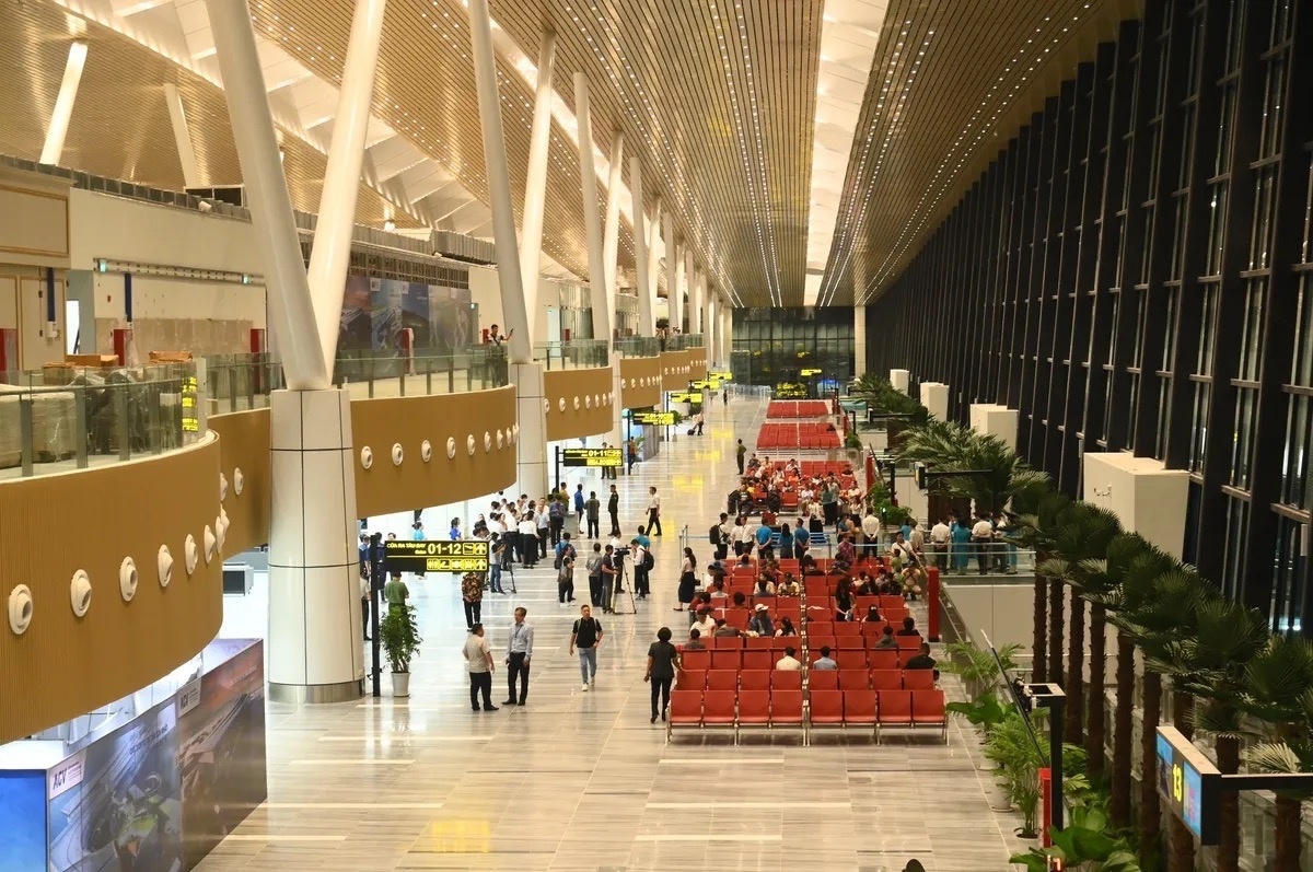 Chính thức cất cánh chuyến bay thương mại đầu tiên tại nhà ga lớn nhất cả nước