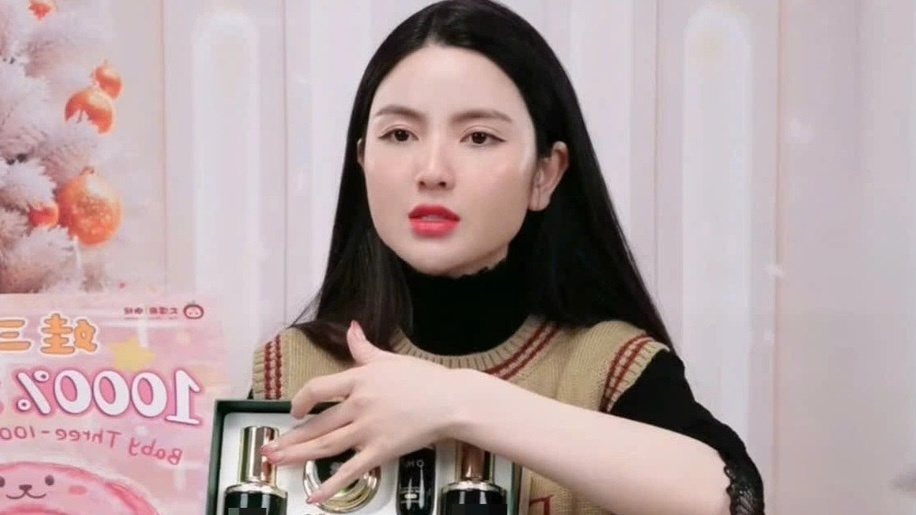 Từng khoe doanh thu 1,6 tỷ trong 1 buổi livestream, Chu Thanh Huyền bị nghi chưa tốt nghiệp cấp 3: Công ty do cô làm Giám đốc bán mặt hàng gì?