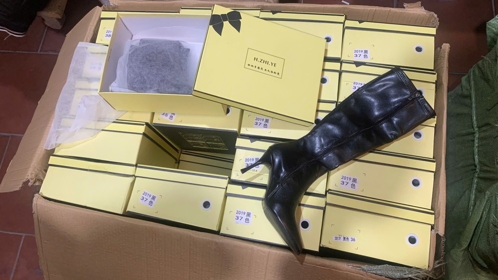 Tìm chủ 120 đôi giày hiệu Louis Vuitton, Converse không giấy tờ giữa lòng Hà Nội