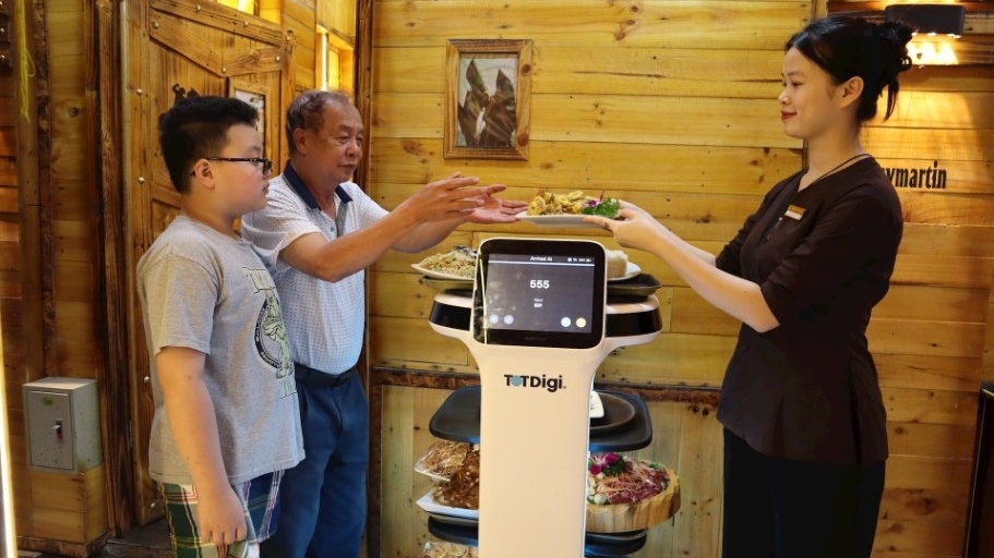 Nhân viên 260 triệu đồng: Nhà hàng ở Hải Dương gây sốt với robot phục vụ