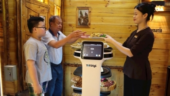 Nhân viên 260 triệu đồng: Nhà hàng ở Hải Dương gây sốt với robot phục vụ