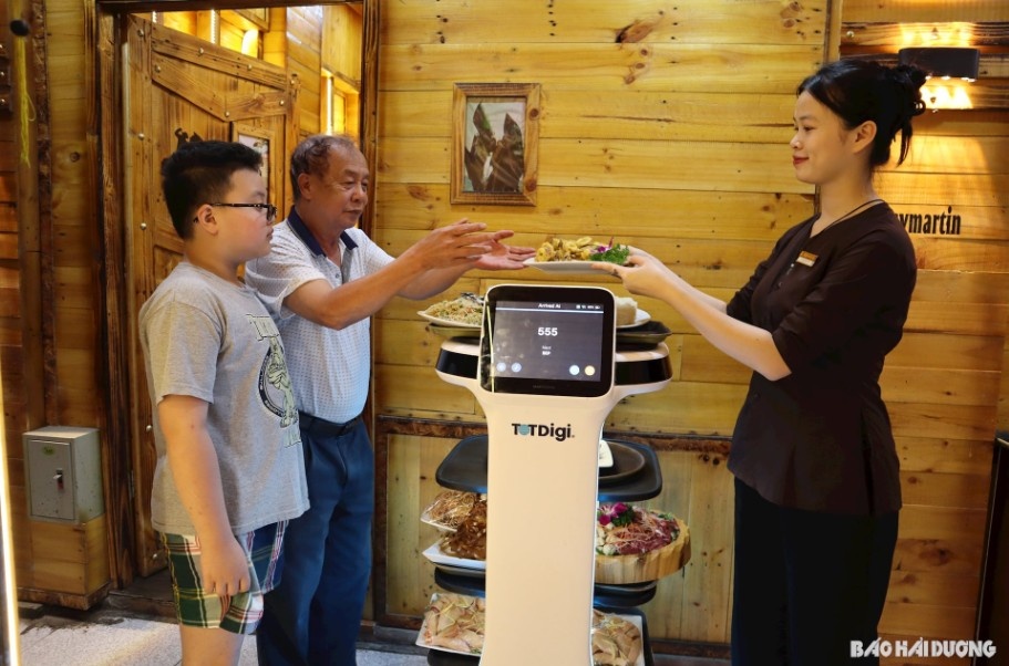 Nhân viên 260 triệu đồng: Nhà hàng ở Hải Dương gây sốt với robot phục vụ