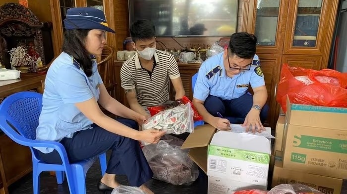 Quảng Ninh triệt phá gần 6.000 thực phẩm nhập lậu bán tràn lan trên mạng