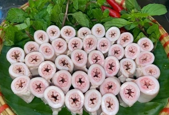 Lòng se điếu: Món ăn 'nóng' nhất trên mạng xã hội vì lời thách thức trị giá 1 tỷ đồng nếu tới lò mổ quay được trực tiếp