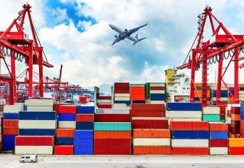 Doanh nghiệp Việt dồn toàn lực, xuất khẩu tăng trưởng ấn tượng 20% bất chấp bão thuế quan toàn cầu