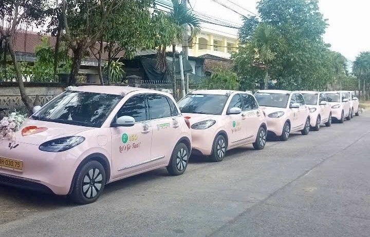 Hãng taxi điện rẻ nhất Việt Nam bất ngờ phục vụ cả đám cưới, đón dâu bằng dàn xe Wuling