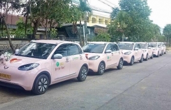 Hãng taxi điện rẻ nhất Việt Nam bất ngờ phục vụ cả đám cưới, đón dâu bằng dàn xe Wuling