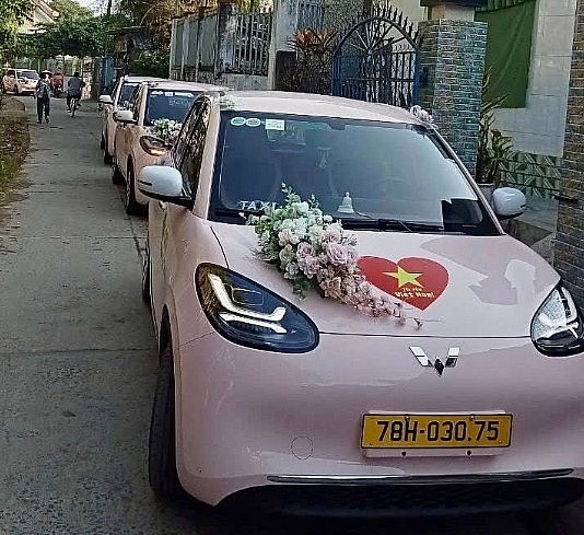 Hãng taxi điện rẻ nhất Việt Nam bất ngờ phục vụ cả đám cưới, đón dâu bằng dàn xe Wuling