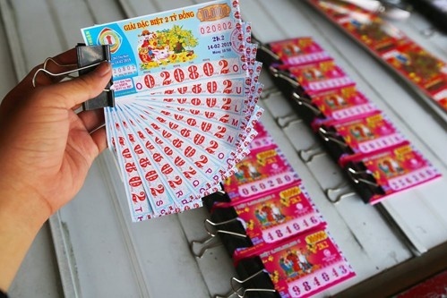 Người đàn ông tại Bình Dương đổi đời nhờ lốc vé số, trúng 13 tờ giải đặc biệt với tổng trị giá 26 tỷ đồng