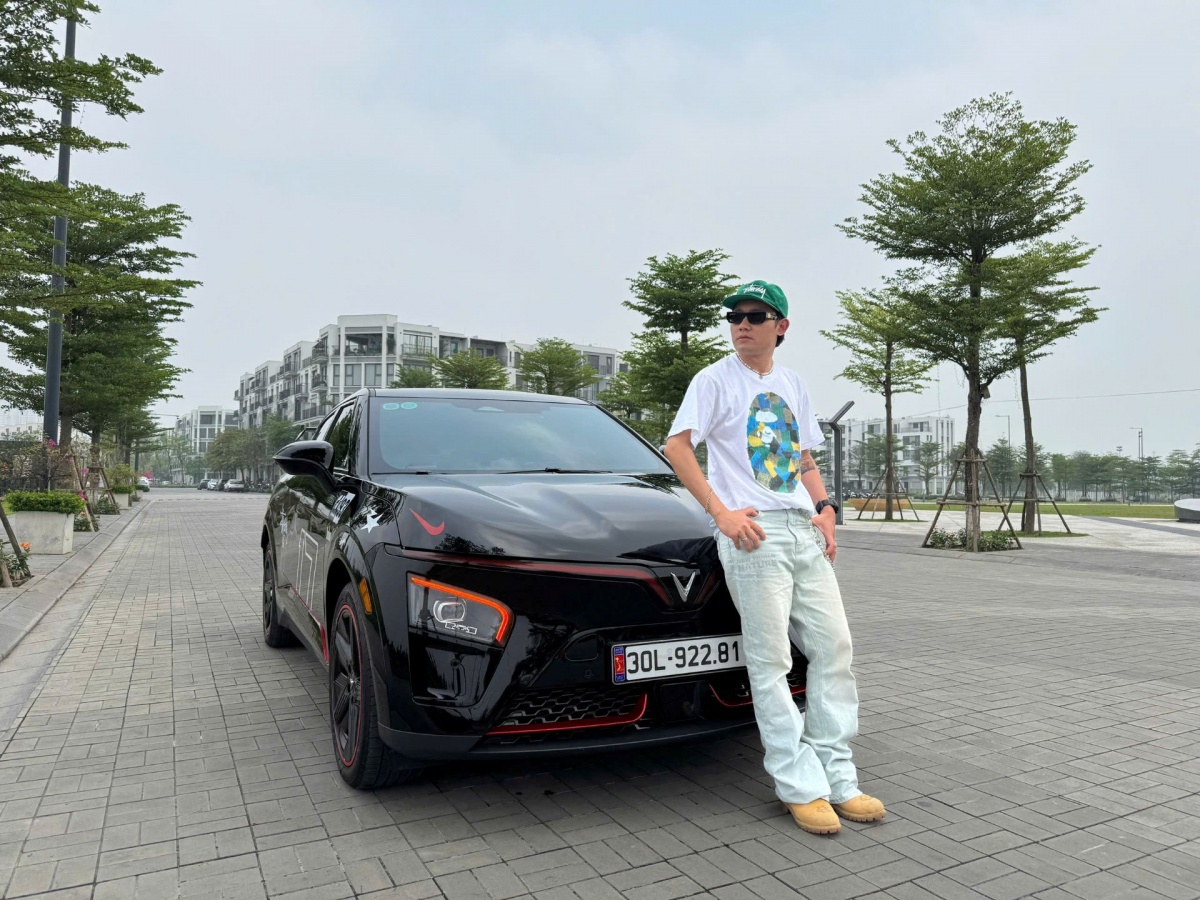 Gen Z làm ngành thời trang chạy VinFast VF 7: “Động cơ mạnh là tính năng an toàn, tiết kiệm 5-6 triệu đồng/tháng so với xe xăng”