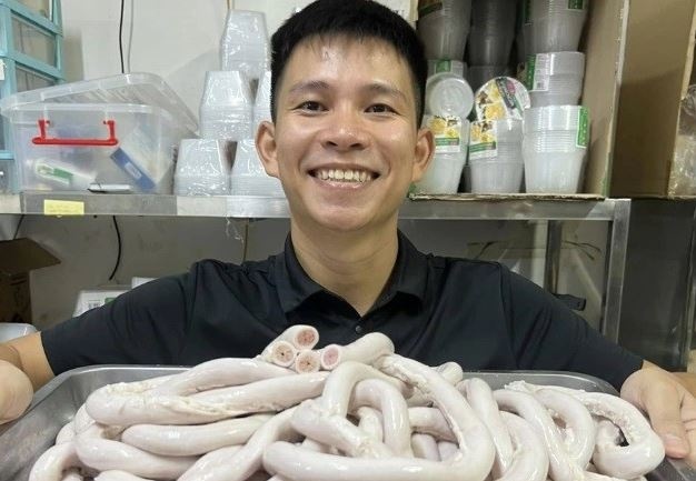Chủ quán Lòng Chát xin lỗi vì nói quá về bộ lòng se điếu dài 40 mét, thực chất chỉ khoảng hơn 20 mét
