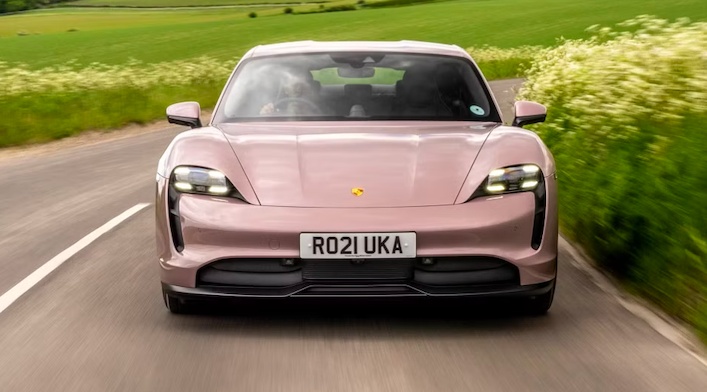 Porsche đổ lỗi cho móng tay khách hàng sau sự cố kéo dài 3 năm