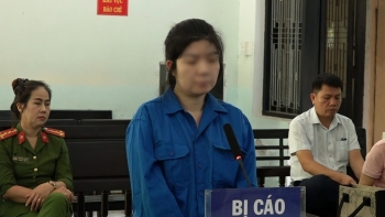 Đưa điện thoại cho nhân viên ngân hàng khi giao dịch, 7 khách hàng bị lừa hơn 1,2 tỷ đồng