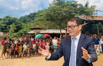 THILOGI của ông Trần Bá Dương đã vận chuyển lô hàng viện trợ đến Lào, chia sẻ khó khăn với người dân nước bạn