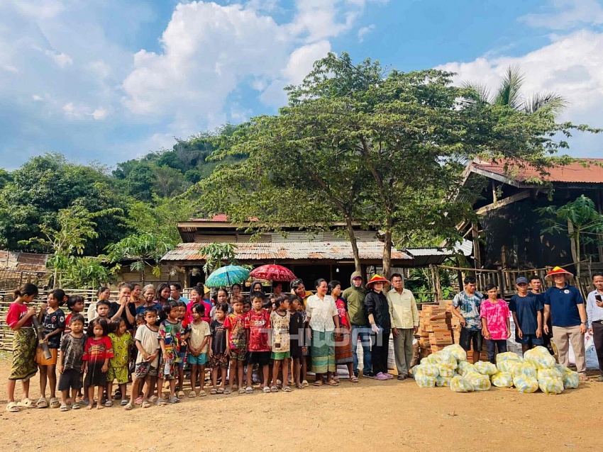 THILOGI của ông Trần Bá Dương đã vận chuyển lô hàng viện trợ đến Lào, chia sẻ khó khăn với người dân nước bạn