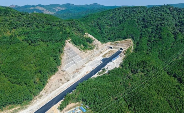 Dự kiến 2 tháng nữa, hầm đường bộ dài nhất tuyến cao tốc Bắc - Nam do liên danh Đèo Cả thực hiện sẽ được đào thông