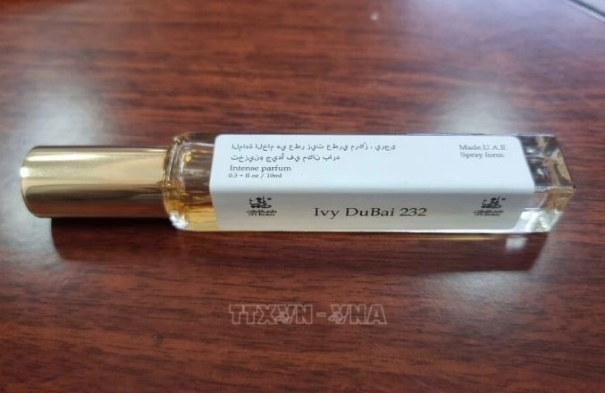Khởi tố 3 đối tượng sản xuất hàng chục ngàn chai nước hoa 'Made in Dubai' bằng máy đánh trứng, lượng đã tiêu thụ tới 50 tỷ đồng