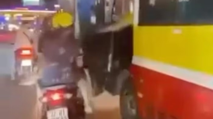 Điều tra clip sốc: Tài xế xe buýt mở cửa đập vào gia đình đi xe máy giữa ngã tư TP Vinh