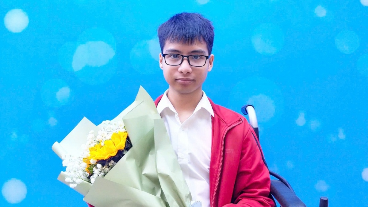 Tốt nghiệp loại Giỏi Bách khoa Hà Nội, nam sinh ‘10 năm được bạn cõng’ đi học thừa nhận về nghề IT: Nói về mong ước hiện tại