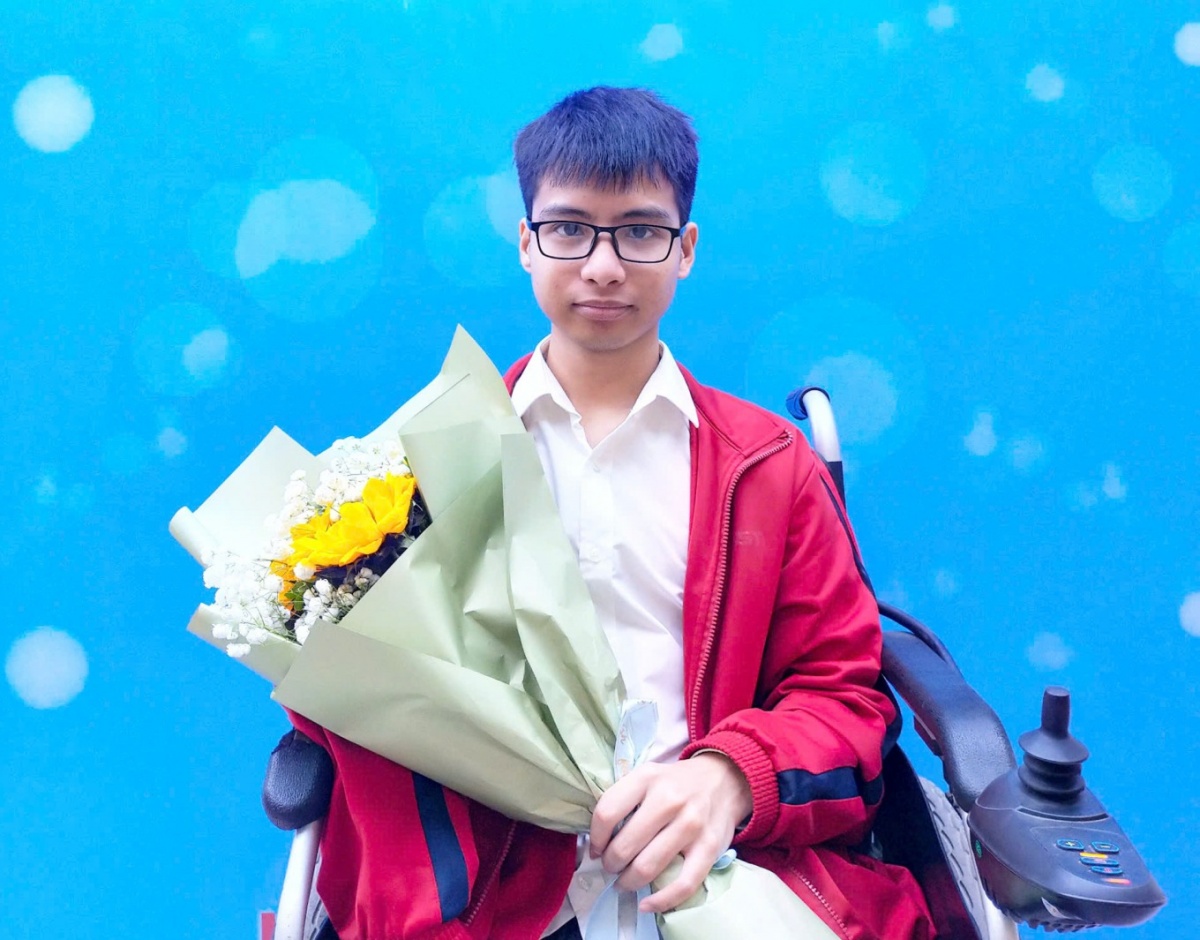 Tốt nghiệp loại Giỏi Bách khoa Hà Nội, nam sinh ‘10 năm được bạn cõng’ đi học thừa nhận về nghề IT: Nói về mong ước hiện tại