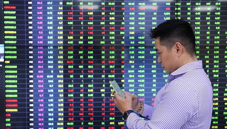 Cổ phiếu đáng chú ý 13/5: DBC, HHV, DCM