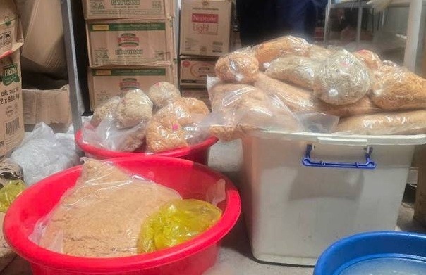 Tiêu hủy 100kg ruốc gà không nguồn gốc xuất xứ tại Ninh Bình