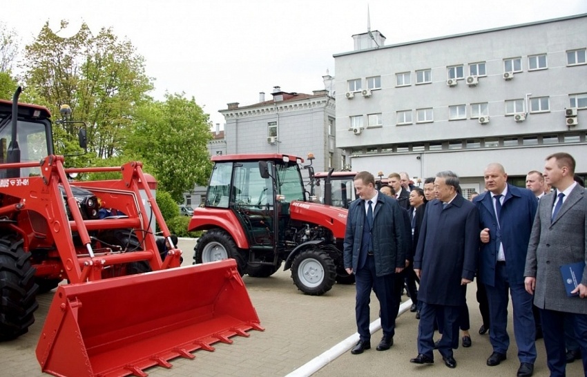 Việt Nam đủ năng lực sản xuất động cơ xe xây dựng cho Belarus