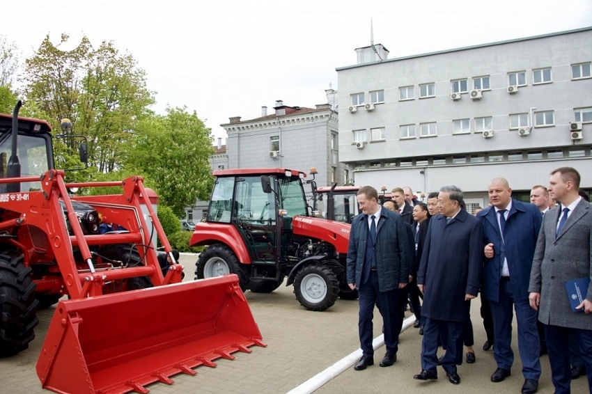 Việt Nam đủ năng lực sản xuất động cơ xe xây dựng cho Belarus