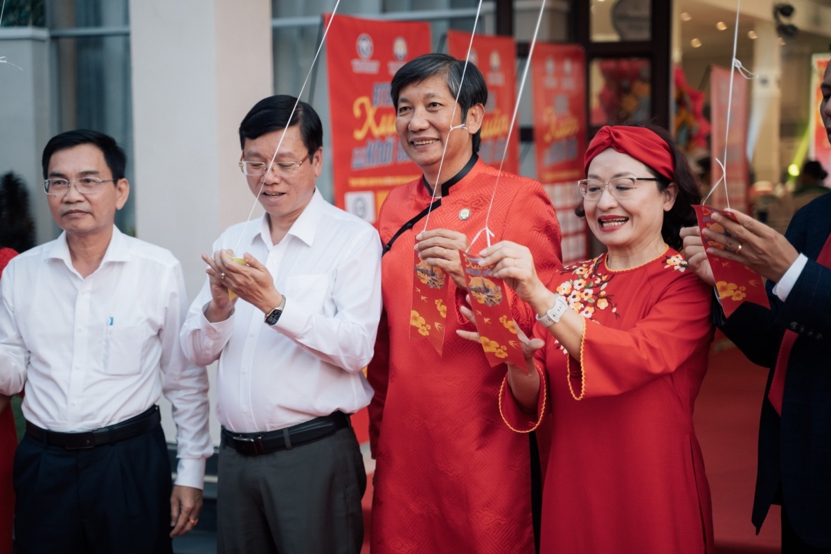 Ông chủ tiệm vàng lớn bậc nhất TP.HCM: Từng làm phụ xe tải, góp hàng tỷ chống dịch, sống âm thầm và trao ‘niềm tin vàng’ suốt 36 năm