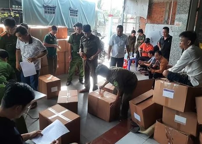 3 thanh niên miệt mài bóc tách bao bì tem nhãn của 7,7 tấn hàng, chủ kho không xuất trình được bất cứ giấy tờ nào