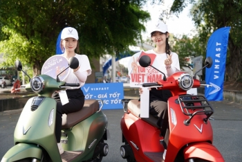 Người dân chuyển sang xe máy điện vì tiết kiệm, sạch và không lo bị “cấm cửa”