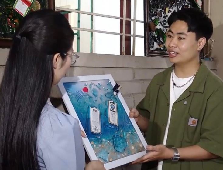 Chàng trai 10X khởi nghiệp với số vốn 5 triệu đồng biến vật liệu tưởng như bỏ đi thành tranh nghệ thuật