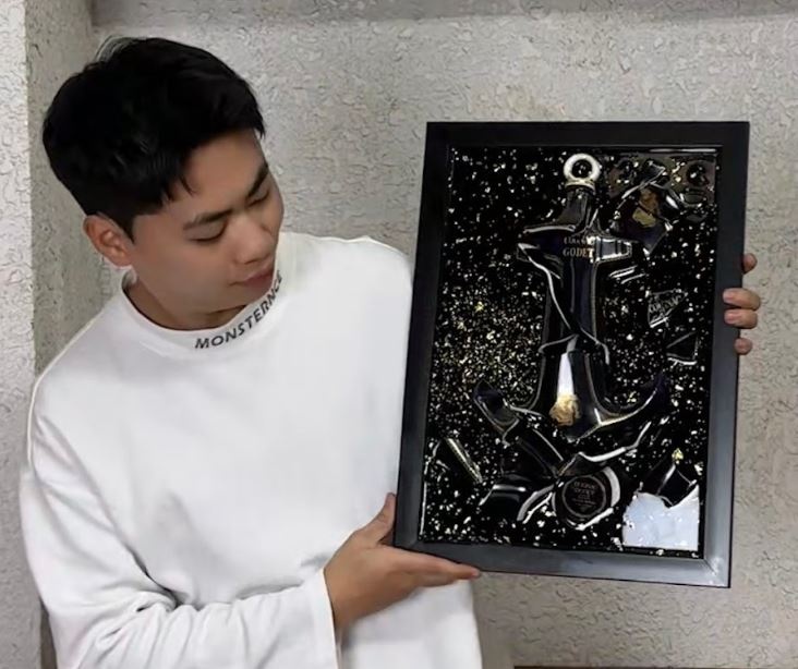 Chàng trai 10X khởi nghiệp với số vốn 5 triệu đồng biến vật liệu tưởng như bỏ đi thành tranh nghệ thuật