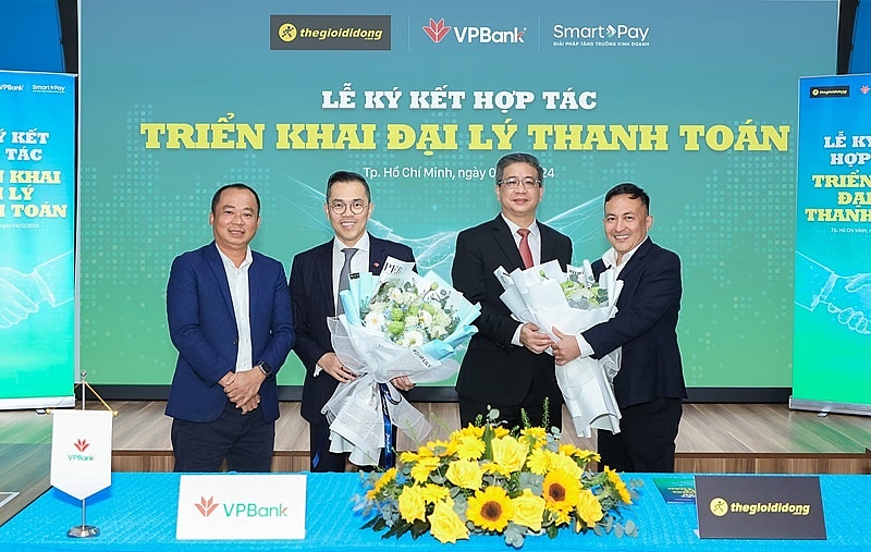 Từ nay, hơn 7.000 cửa hàng WinMart+, Thế giới Di động, FPT Shop... trên toàn quốc trở thành 'cây ATM' của ngân hàng