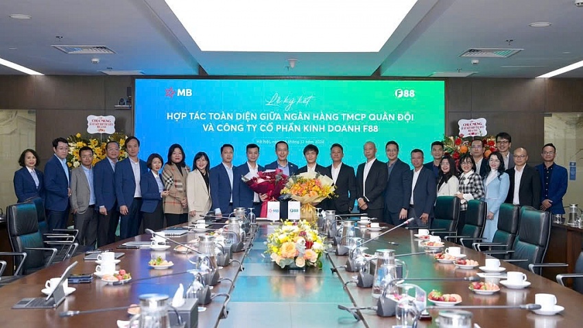 Từ nay, hơn 7.000 cửa hàng WinMart+, Thế giới Di động, FPT Shop... trên toàn quốc trở thành 'cây ATM' của ngân hàng