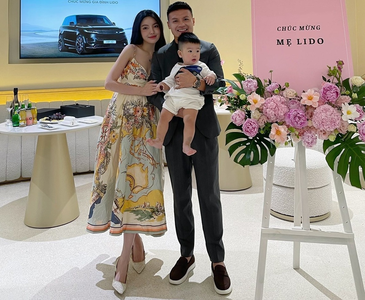 Chiếc xe 8 tỷ vừa được cầu thủ Quang Hải tặng, Chu Thanh Huyền đi xế xịn nhưng có điều kiện