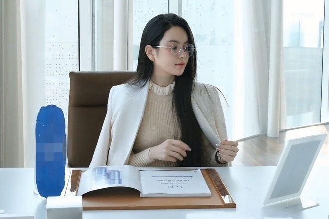 Chiếc xe 8 tỷ vừa được cầu thủ Quang Hải tặng, Chu Thanh Huyền đi xế xịn nhưng có điều kiện