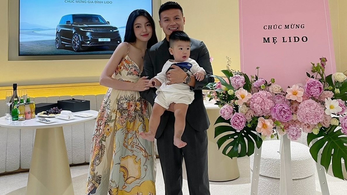 Chiếc xe 8 tỷ vừa được cầu thủ Quang Hải tặng, Chu Thanh Huyền đi xế xịn nhưng có điều kiện