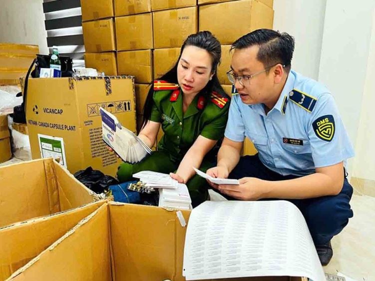 Công an phá chuyên án làm giả sản phẩm chăm sóc sức khỏe quy mô lớn nhất cả nước: Hơn 100 tấn hàng do dược sĩ Tiến tự điều chế, gắn mác Mỹ, Pháp, Tây
